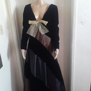 OSCAR DE LA R ENTA BLACK VELVET PLUNGE NECKLINE LONG SLEEVES SIZE US 8